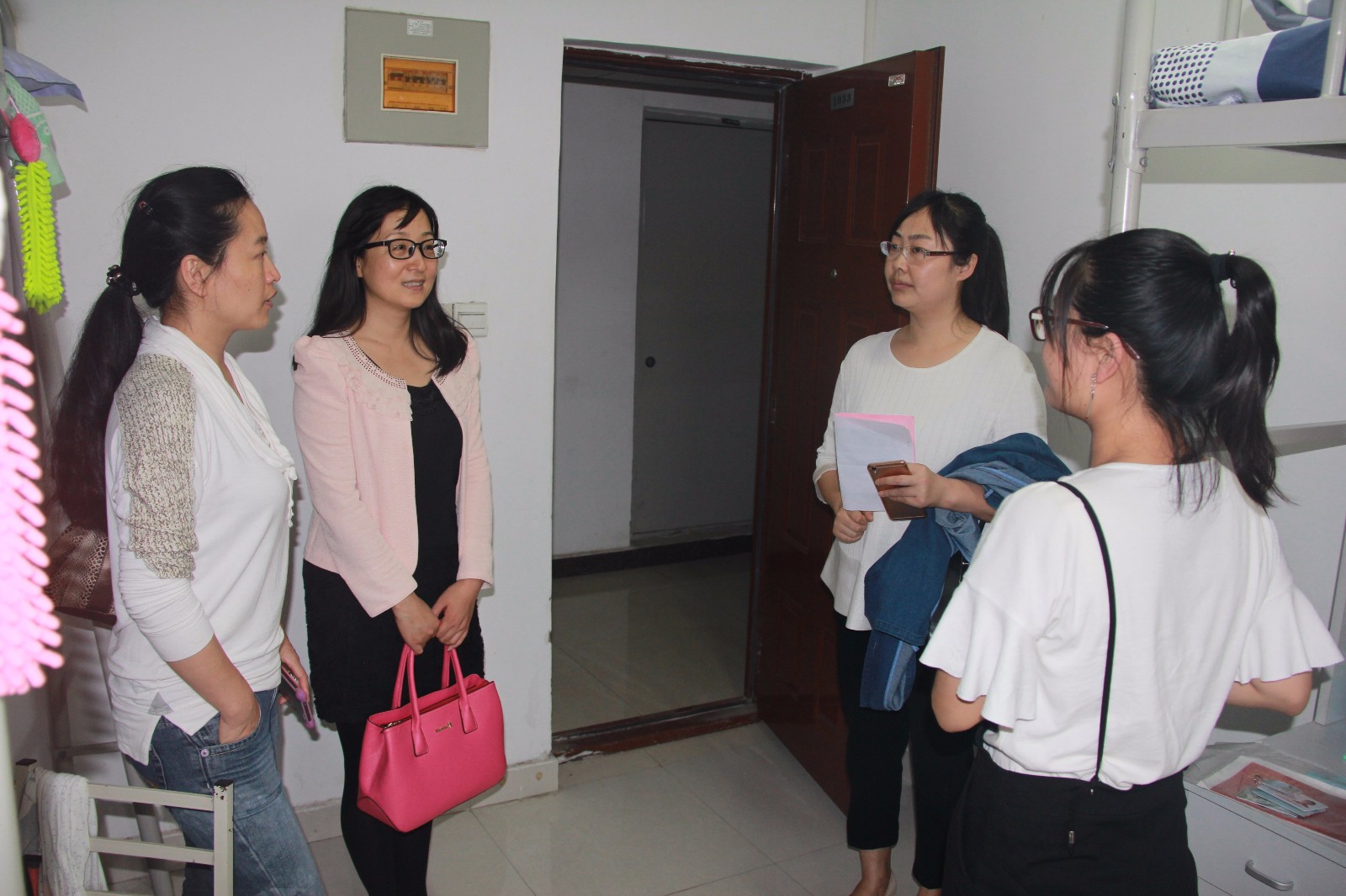 与学生交流.JPG 与学生交流.JPG