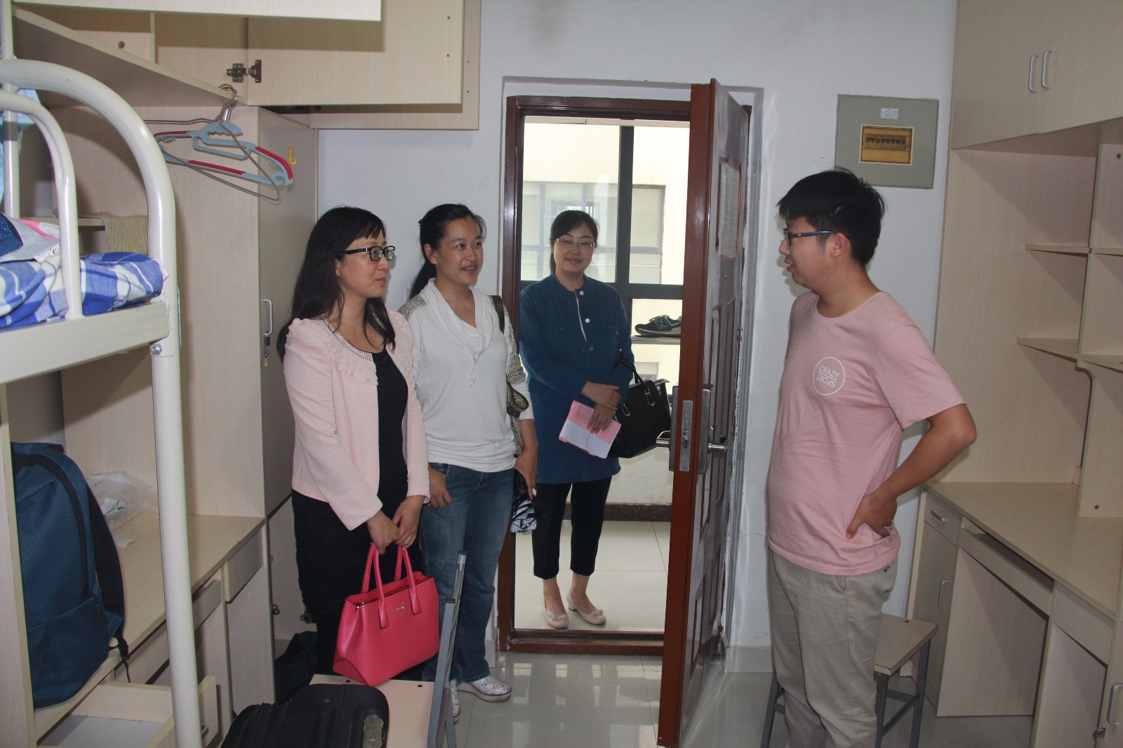 走进宿舍.JPG 走进宿舍.JPG